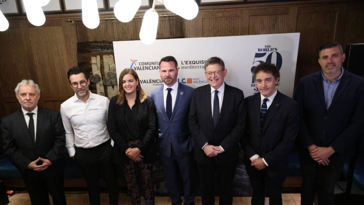 El diputat de Turisme, Jordi Mayor, al costat de la resta d'autoritats presents en la deliberació - DIPUTACIÓ DE VALÈNCIA