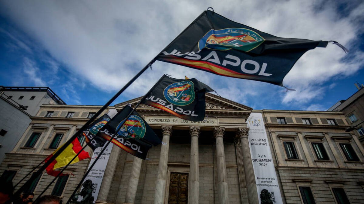 Policías y guardias civiles salen a la calle para gritar contra la Ley Mordaza