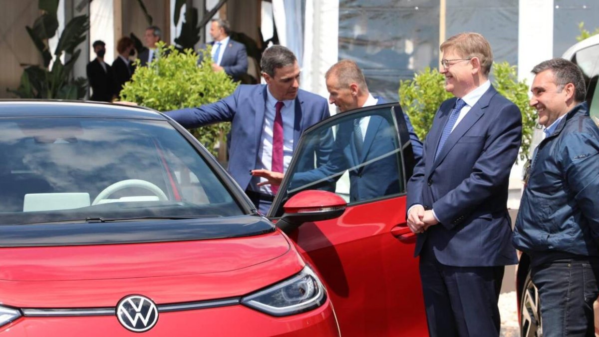 Pedro Sánchez, Ximo Puig y representantes del grupo Volkswagen durante la presentación de la gigafactoría - ARCHIVO