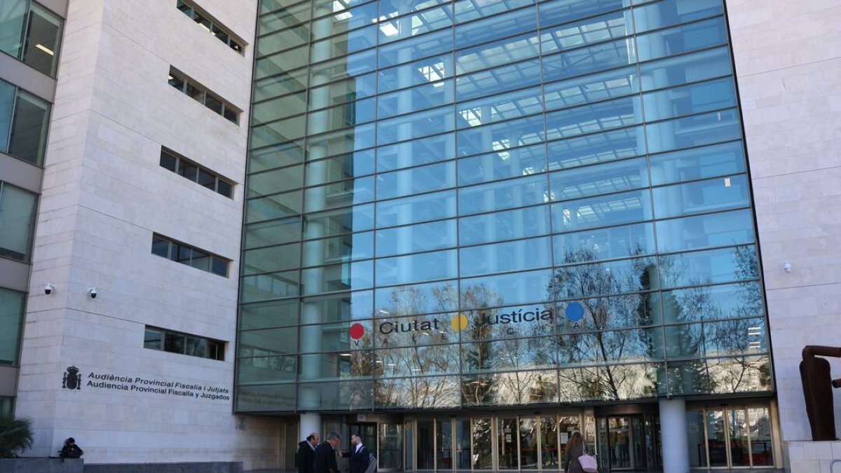 La Conselleria de Justícia instal·la sis punts de recàrrega per a vehicles elèct