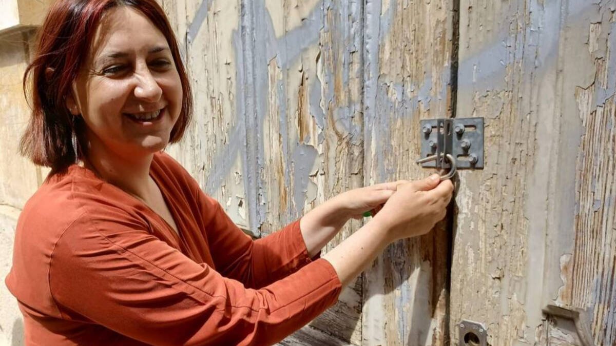 La consellera Rosa Pérez con las llaves del nuevo 'chiringuito de la memoria'
