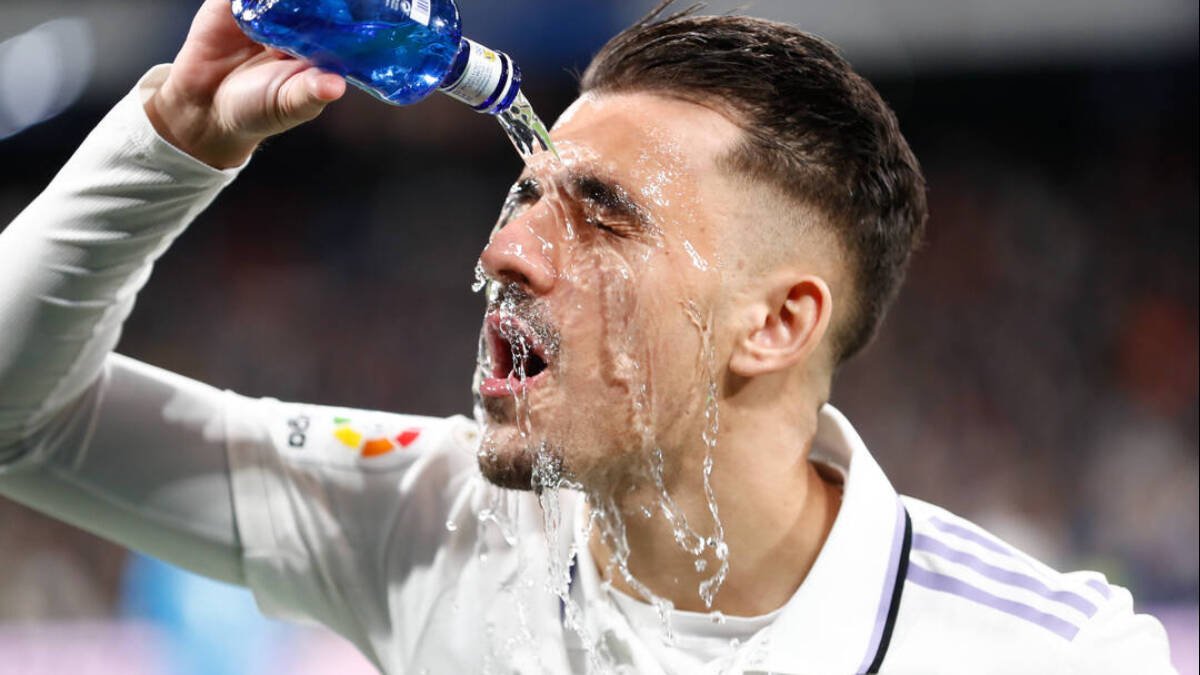 Dani Ceballos se refresca durante el partido frente a la Real Sociedad.