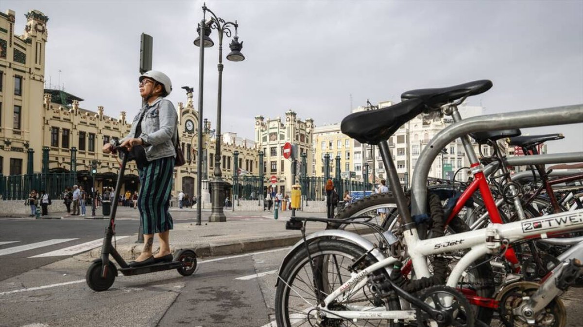 Una mujer en patinete I Imagen de archivo.