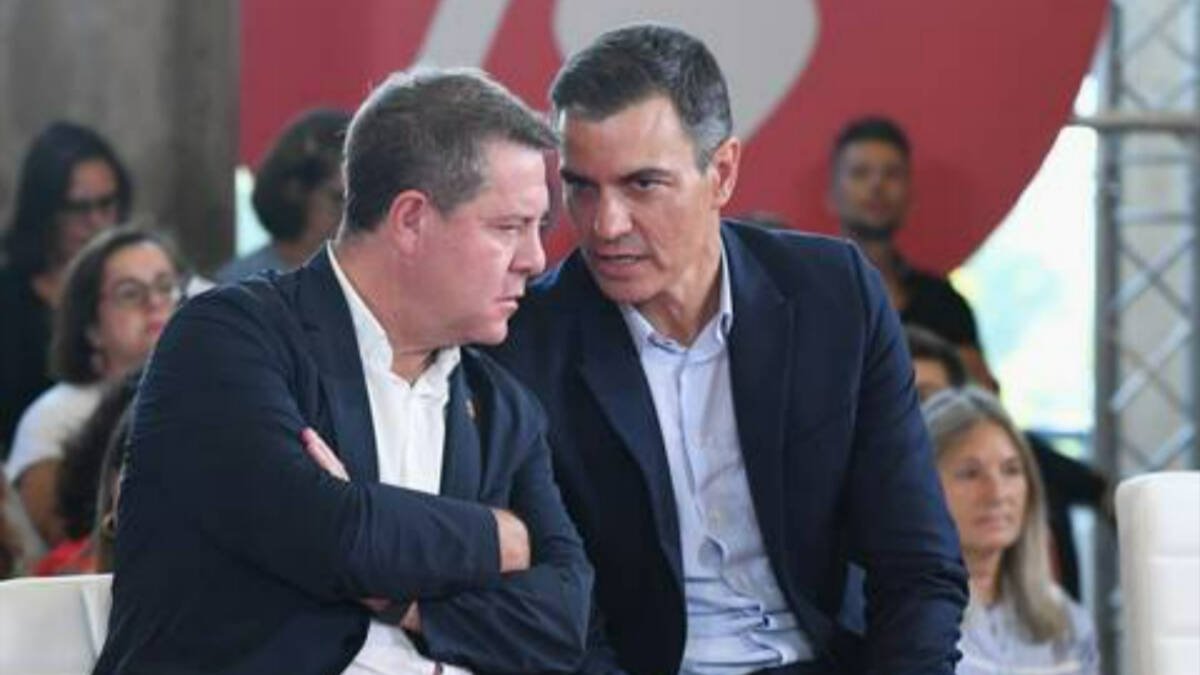 El presidente de Castilla-La Mancha Emiliano García-Page junto al presidente del Gobierno, Pedro Sánchez.