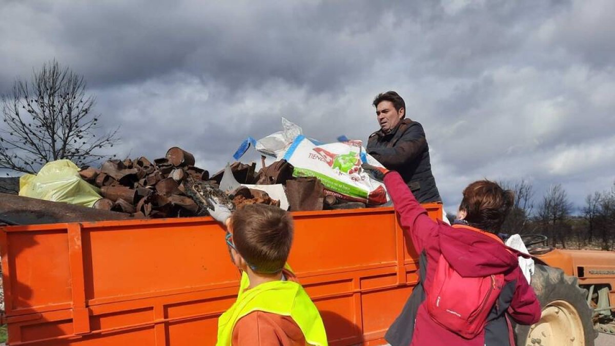 Más de 130 voluntarios recogen 12 toneladas de basura en Torás, afectada por el incendio de este verano - ÕRIWA