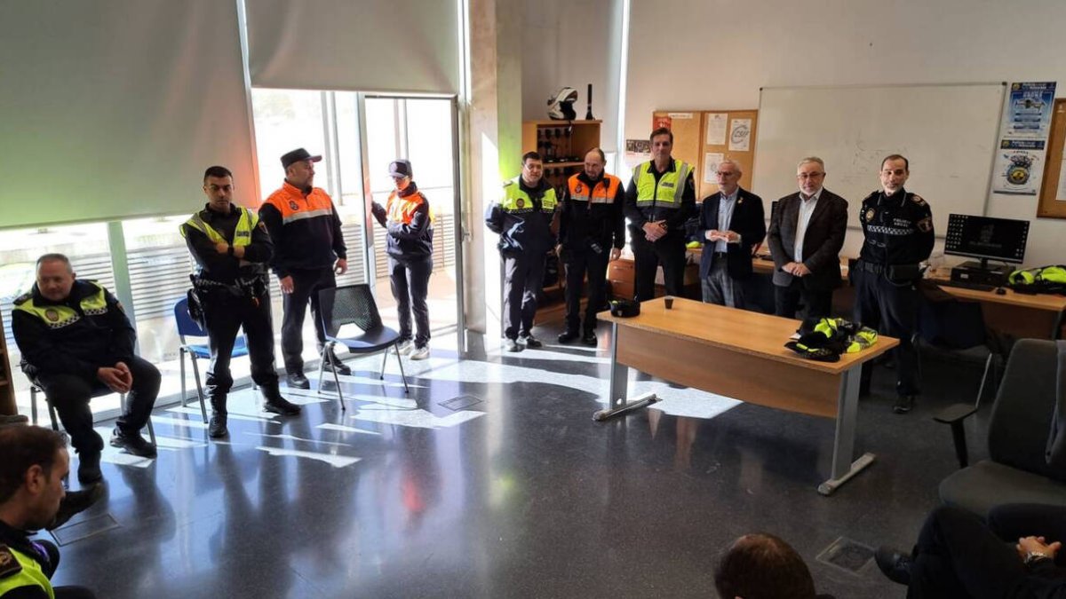 El alcalde de Alboraya, Miguel Chavarría, en una visita a la Policía Local
