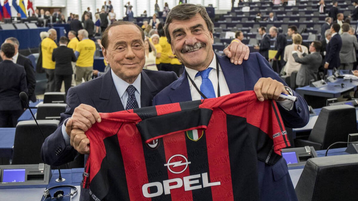 Berlusconi, junto a Gianantonio da Rose, sosteniendo una camiseta del Milán, en una fotografía de archivo.