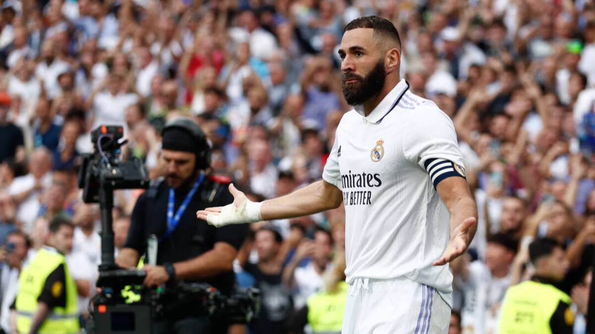 Karim Benzema protestando una decisión del árbitro en el pasado Clásico