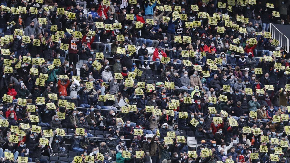 Mestalla con los carteles de Lim Go Home - JM LÓPEZ