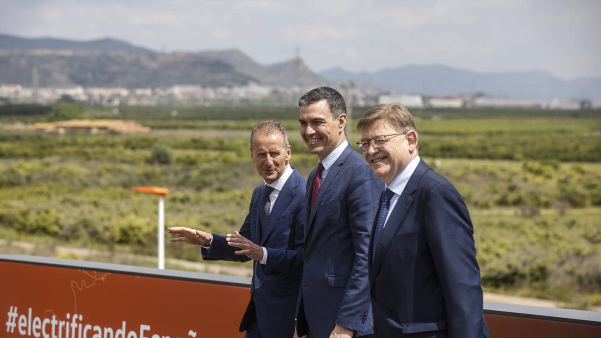 El director de Volkswagen, Herbert Diess, Pedro Sánchez; Ximo Puig, durante la presentación del proyecto de gigafactoría de baterías de Volkswagen, a 5 de mayo de 2022, en Sagunto.