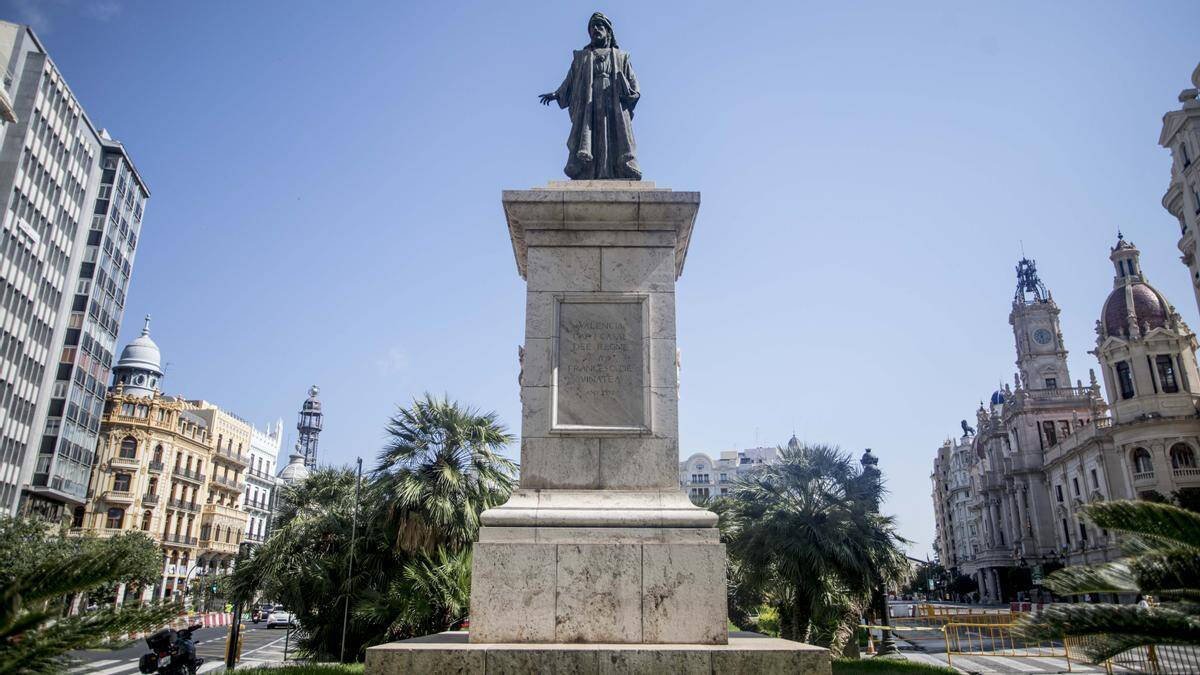 Estatua de Vinatea en la plaza del Ayuntamiento