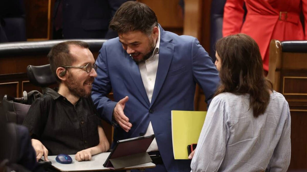 El portavoz de Unidas Podemos, Pablo Echenique; el portavoz de ERC, Gabriel Rufián; y la ministra de Igualdad, Irene Montero.