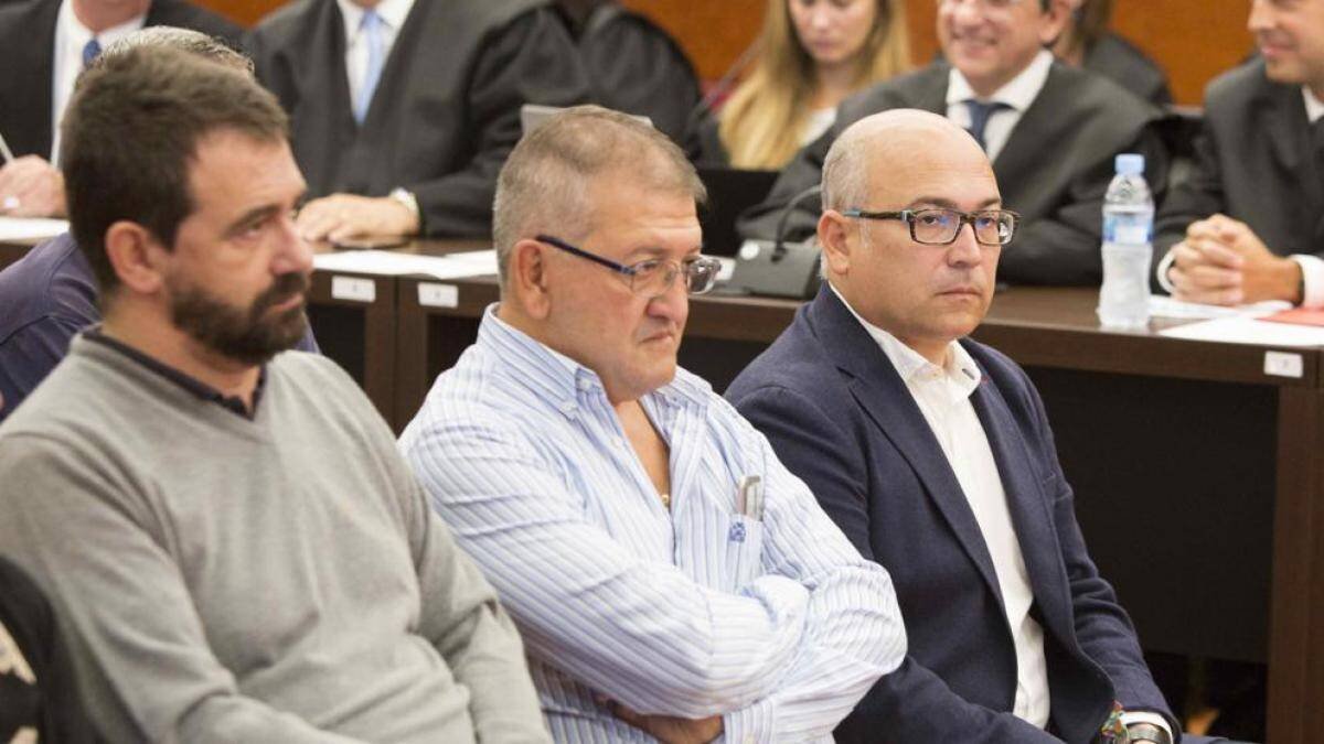 Alfredo de Miguel, a la derecha en el banquillo, protagonista del escándalo que salpica al PNV.