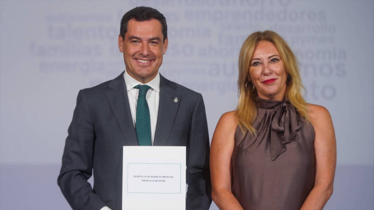 El presidente de la Junta de Andalucía, Juanma Moreno, junto a la consejera de Economía y Hacienda, Carolina España.