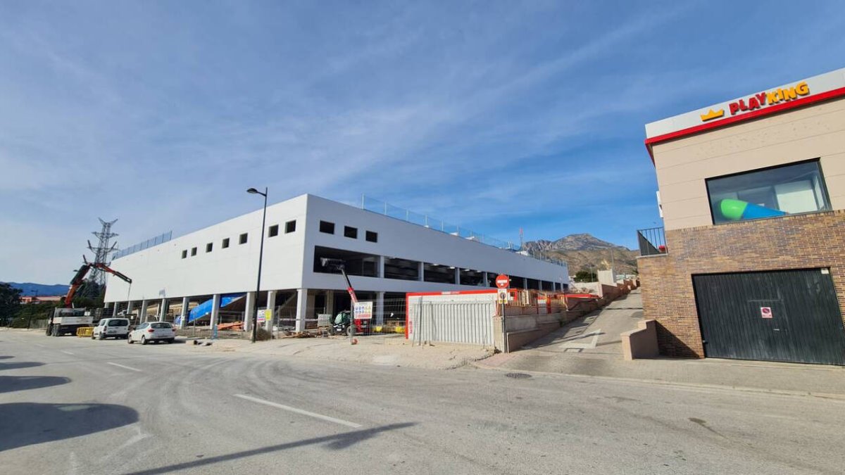 Obras del nuevo supermercado Family Cash, ubicado en el centro comercial Bulevar Centro de Finestrat.