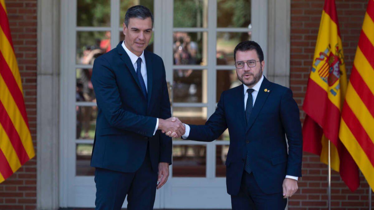 Pedro Sánchez recibe a Pere Aragonés en la Moncloa