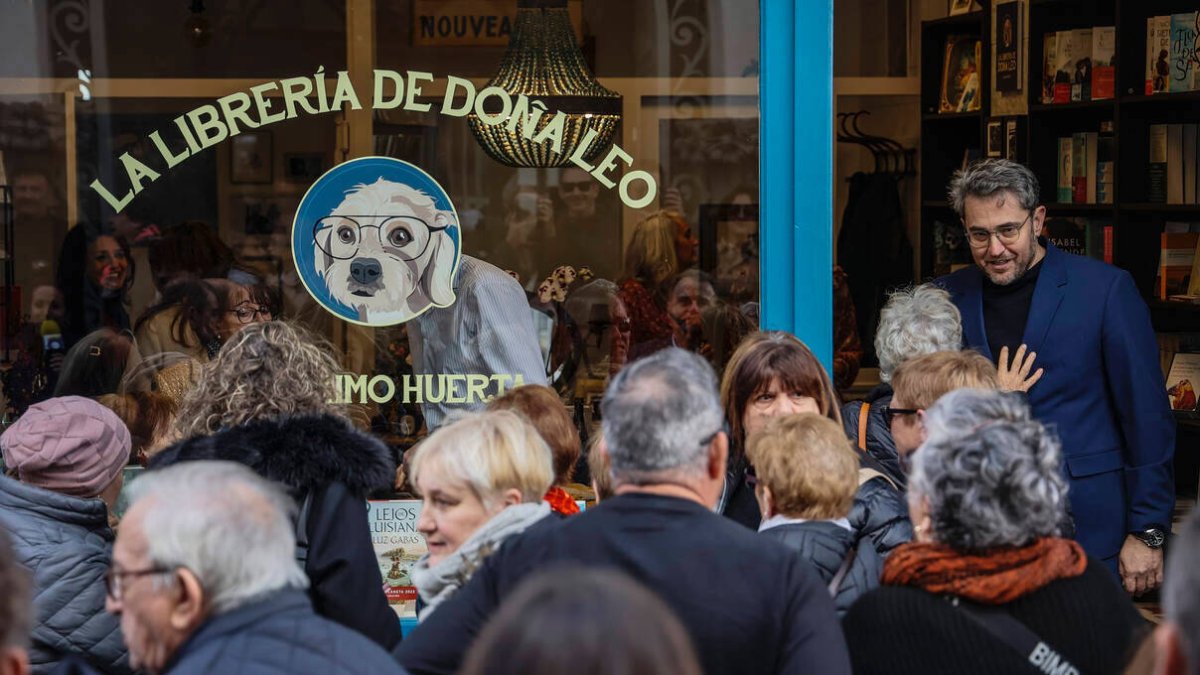 Máximo Huerta en la apertura de su librería este martes en Buñol (Valencia)