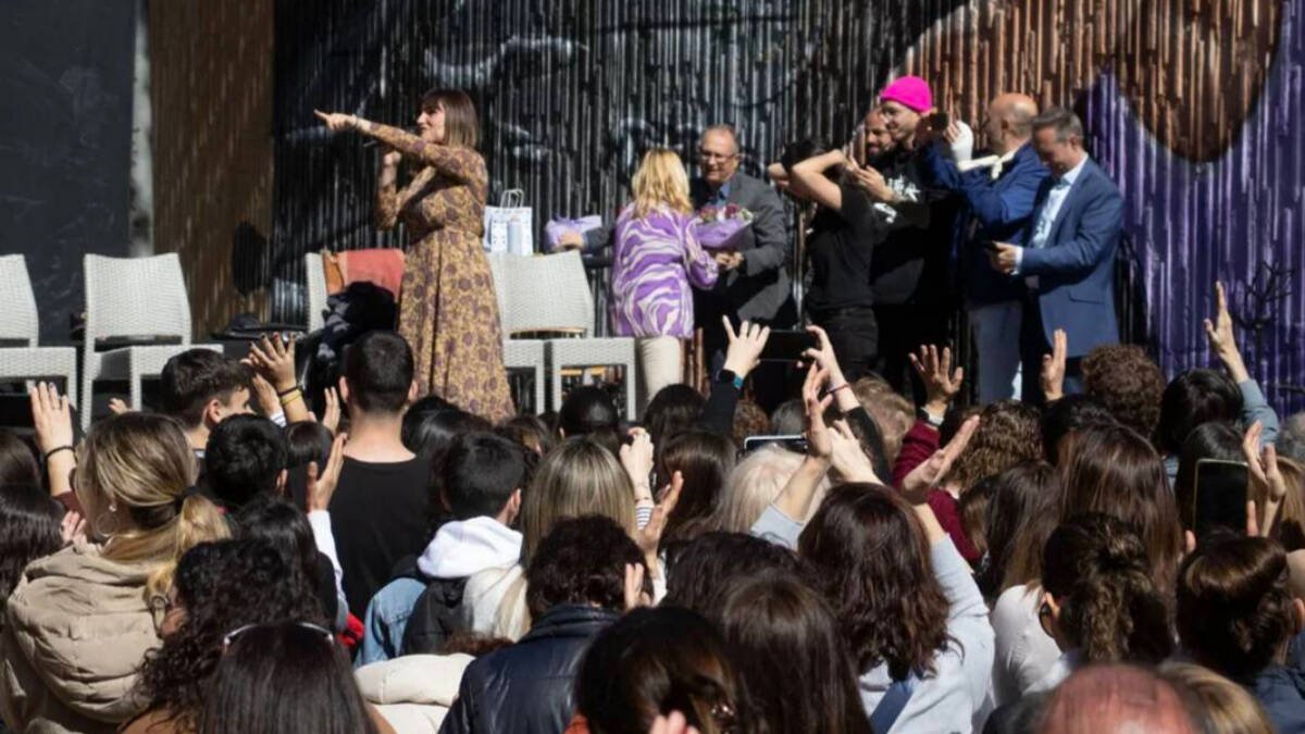 Rozalén inaugura un mural en Xirivella