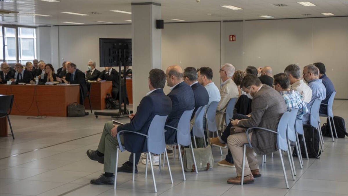 Vista general de los acusados del caso Alquería en un juicio en la Ciudad de la Justicia de Valencia.