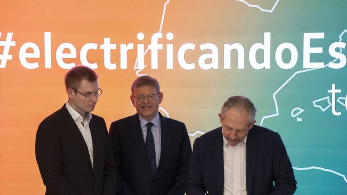 Ximo Puig en la firma del proyecto con el grupo de Volkswagen