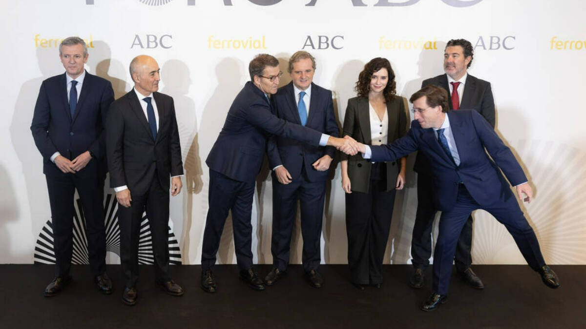 Alberto Núñez Feijóo estrecha la mano de José Luis Martínez-Almeida durante el desayuno de ABC.
