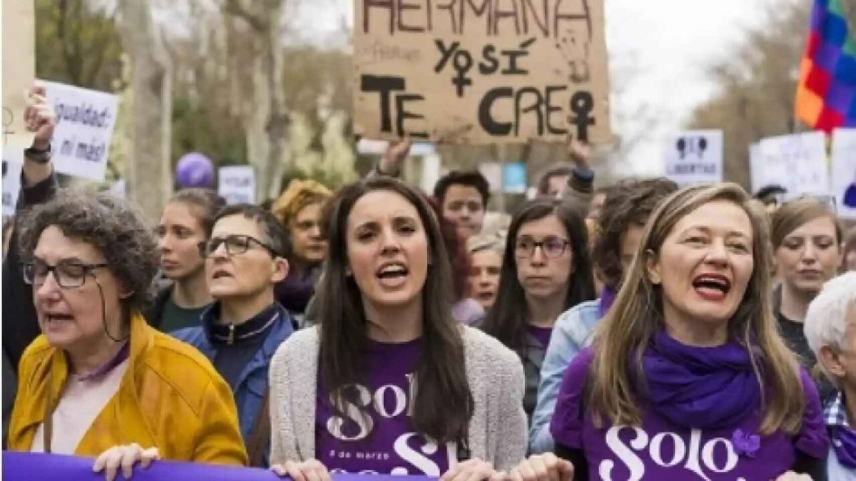 Montero y Victoria Rosell, en la manifestación del 8-M del año pasado.