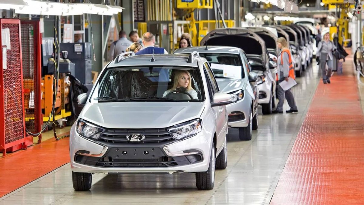 La guerra hace caer casi un 60% las ventas de coches en Rusia