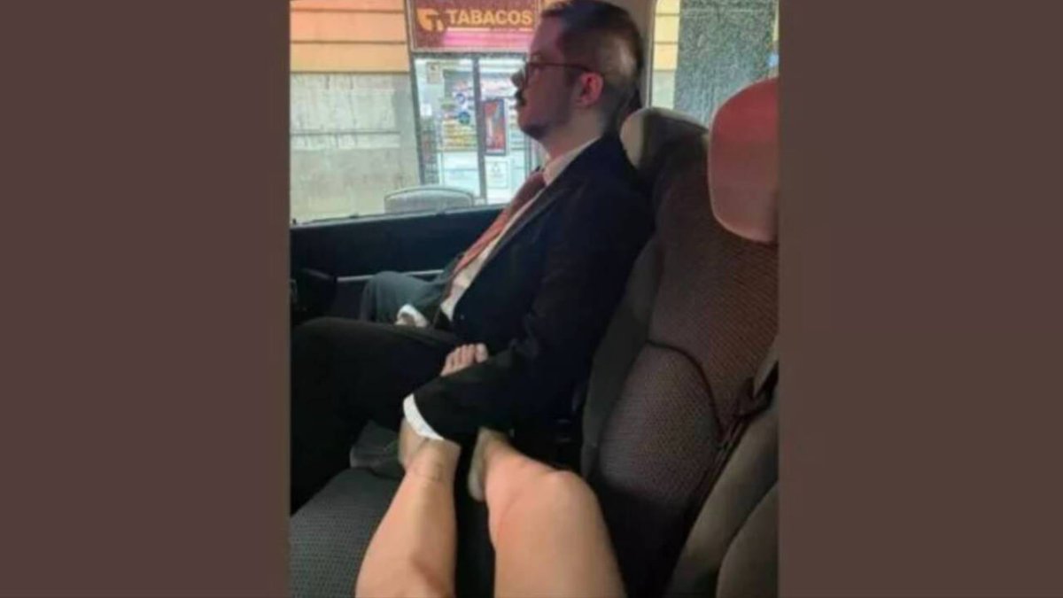 El embajador chileno en España y su pareja con los pies encima del asiento del coche oficial