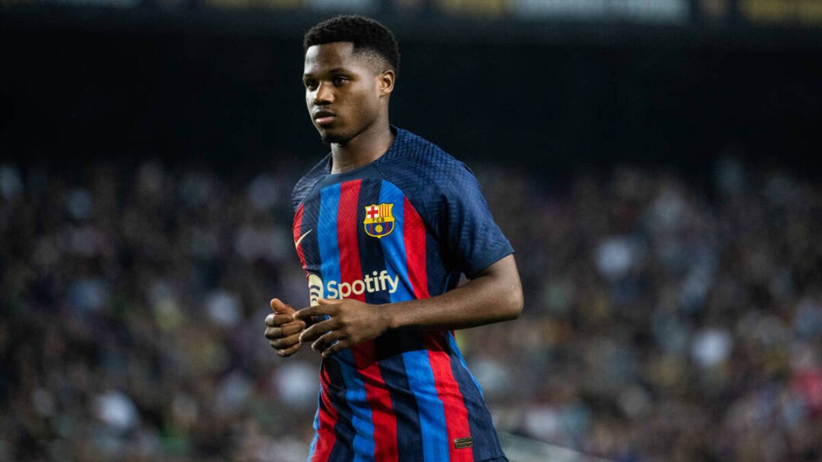 Ansu Fati disputando un partido con el Barça.