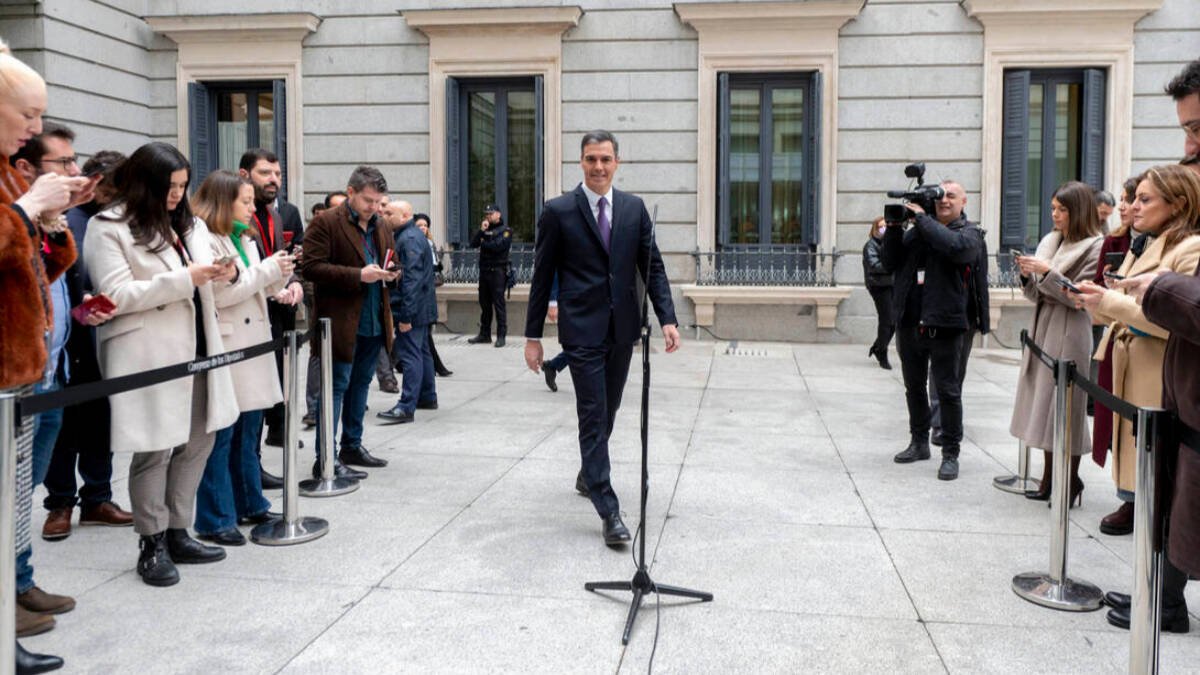 Pedro Sánchez con los periodistas en el día de la Constitución