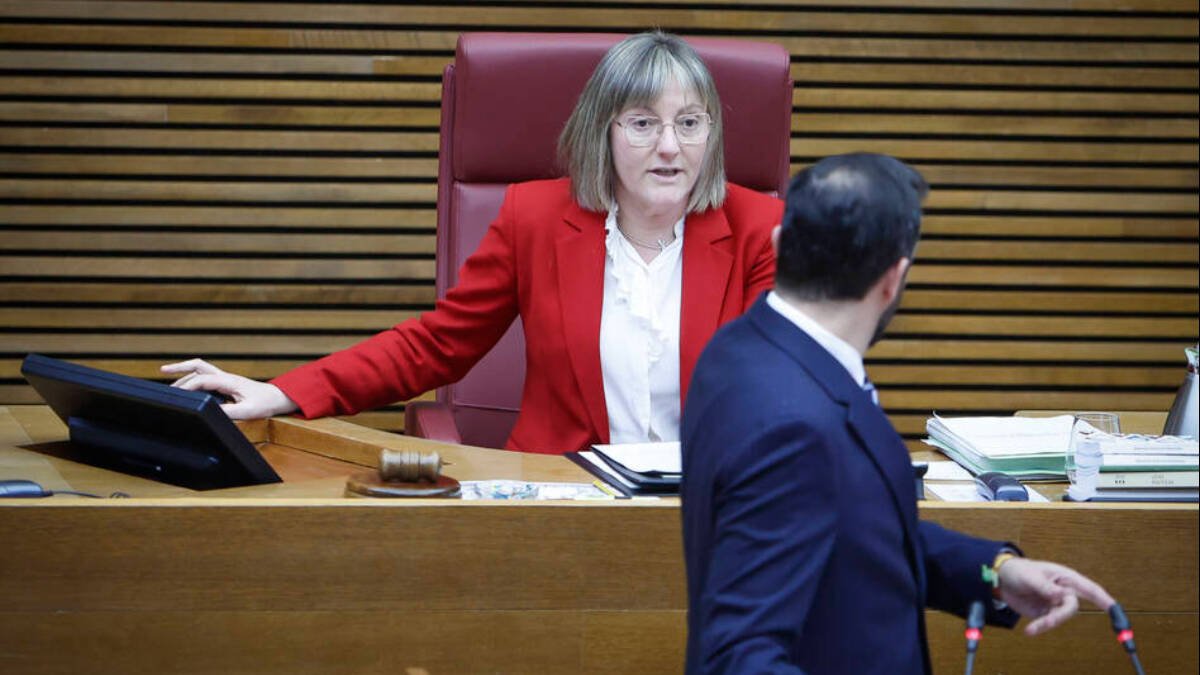 El diputado de Vox, Miguel Pascual, y la vicepresidenta de Las Cortes, María José Salvador.