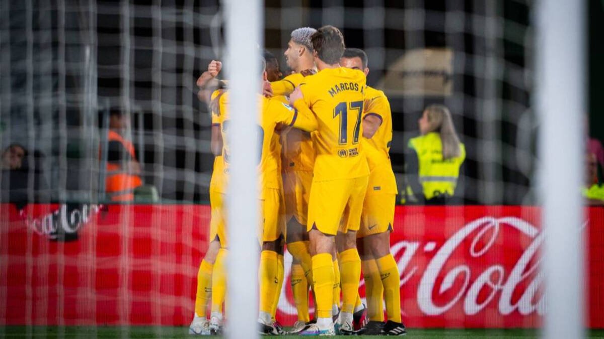 Los jugadores del Barcelona celebran el primer gol ante el Elche.