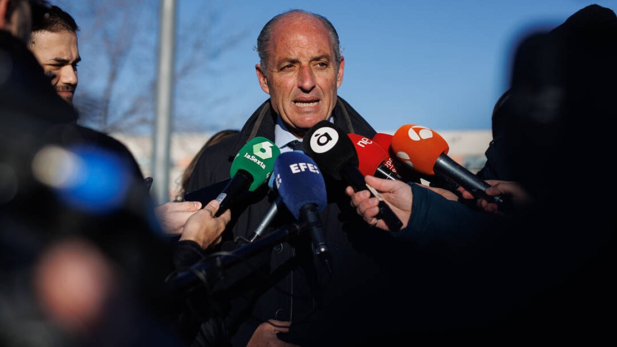El ex presidente Francisco Camps atendiendo a los periodistas en las inmediaciones de la Audiencia Nacional.