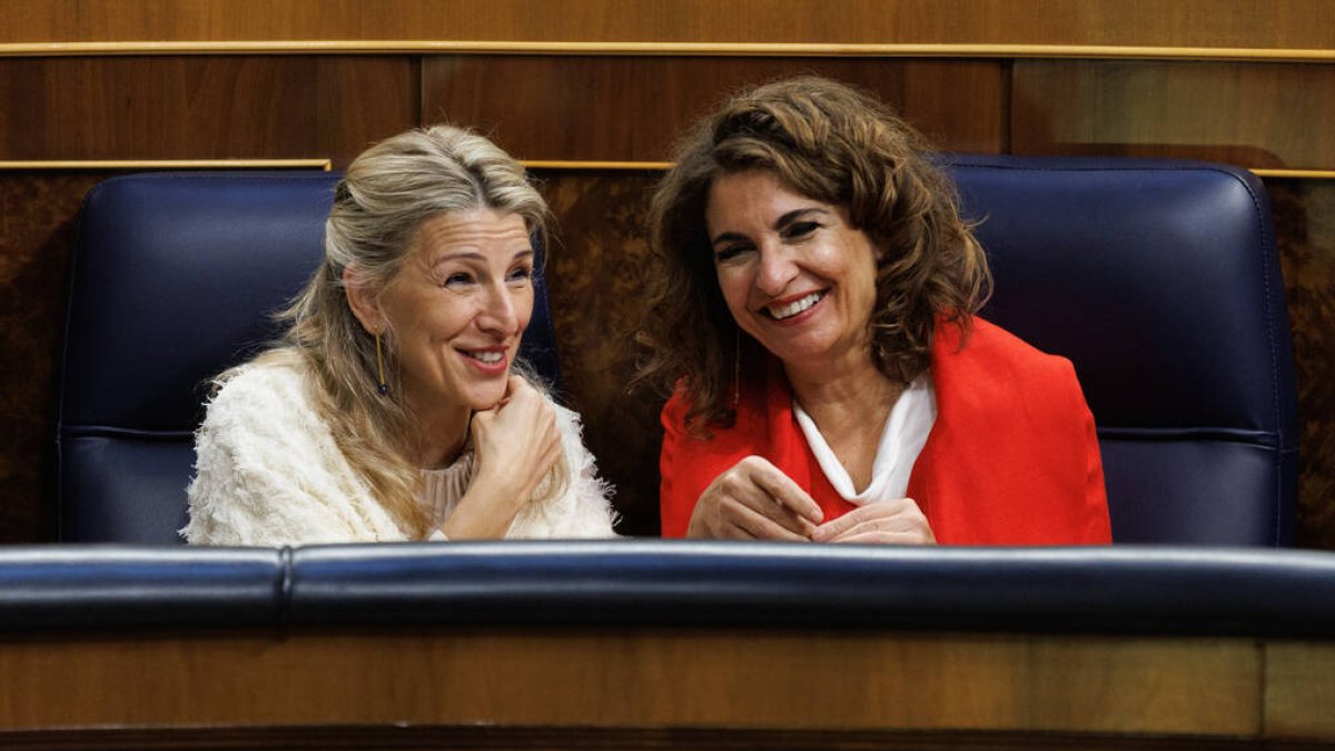 La vicepresidenta segunda y ministra de Trabajo y Economía Social, Yolanda Díaz, y la ministra de Hacienda y Función Pública, María Jesús Montero.
