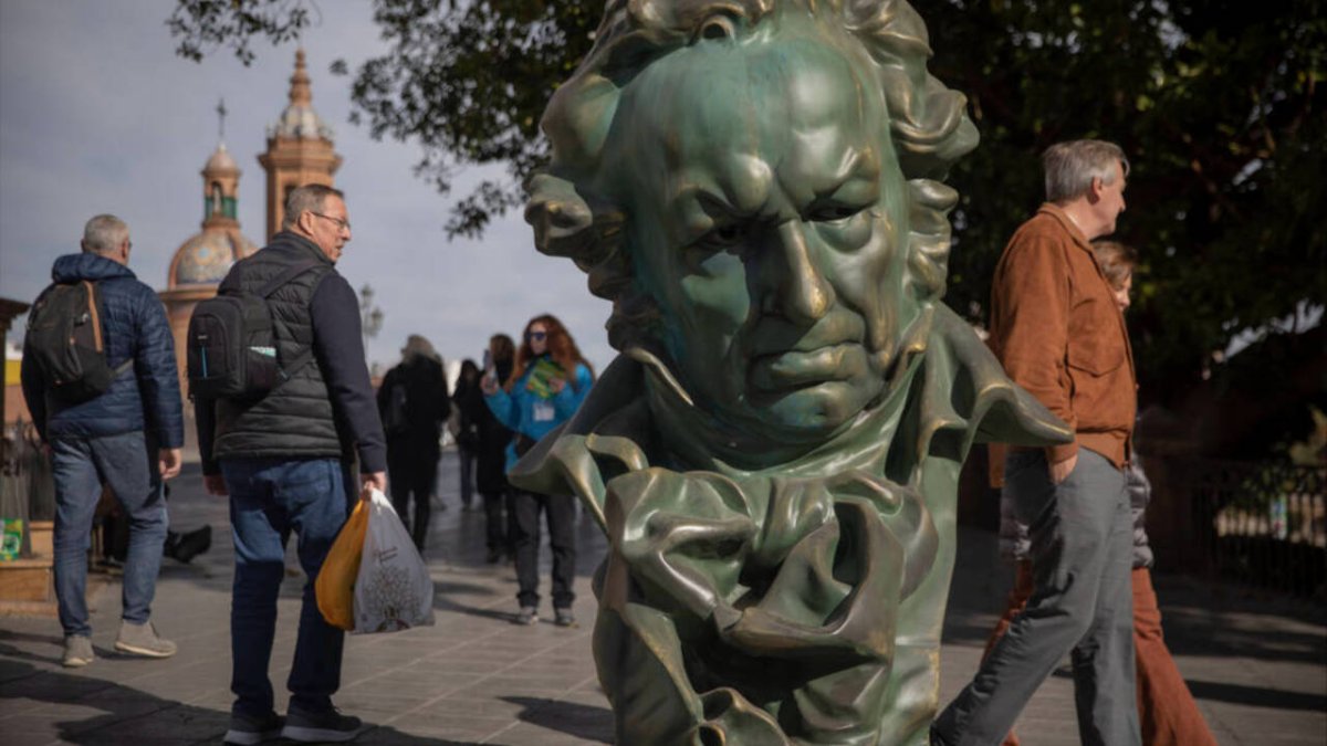 Réplica de la estailla de los Premios Goya colocada en el centro de Sevilla.