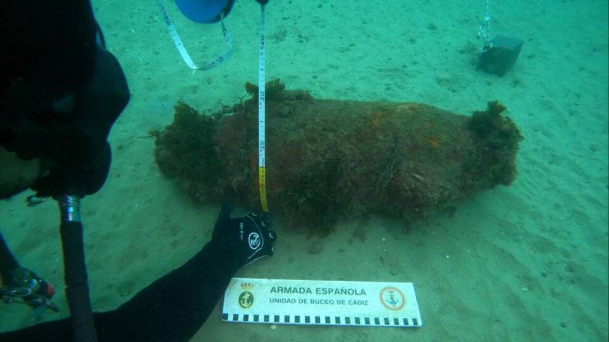 Los buceadores de la Armada junto a la bomba encontrada en Algeciras.