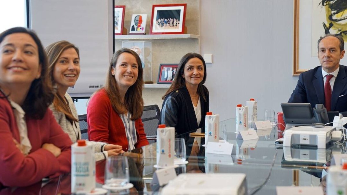 Santander presenta la II edición de su programa 'reencuentra', para ayudar a las mujeres sin trabajo