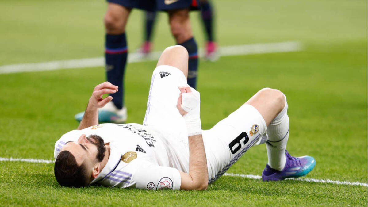 Karim Benzema, en el césped del Bernabéu, durante la ida de la Copa frente al Barcelona.