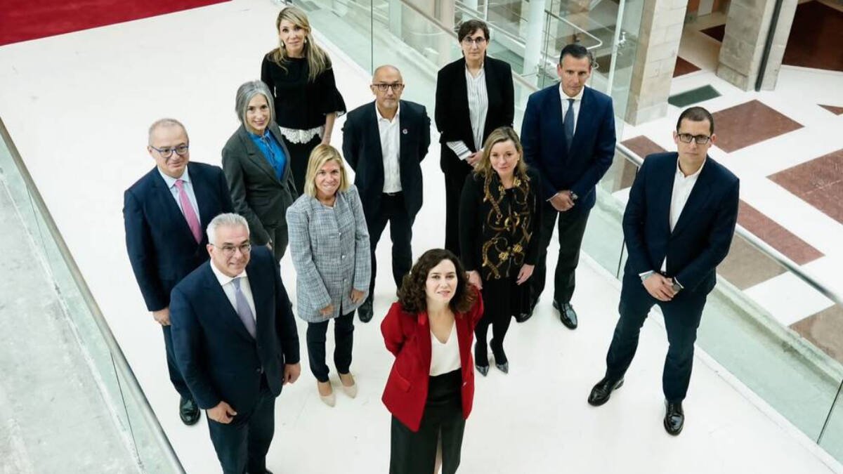 isabel Díaz Ayuso posa junto a los diez CEOs que la han acompañado en la presentación del plan de digitalización