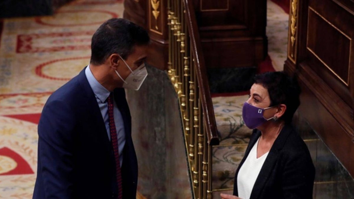 Pedro Sánchez y la portavoz de Bildu en el Congreso, Mertxe Aizpurúa.