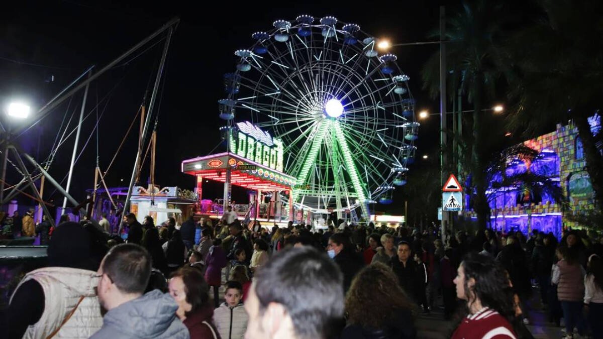 Noria de 25 metros, pista de patinaje y Mercado navideño en paseo de la Estación