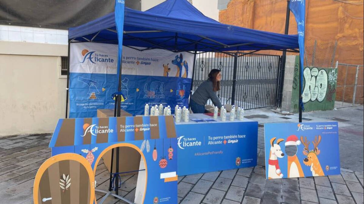 Puesto de botellas gratis para limpiar el orín de las mascotas.