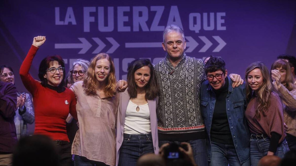 La secretaria de Organización de Podemos, Lilith Verstrynge (2i), la secretaria general de Podemos y ministra de Derechos Sociales, Ione Belarra (3i), el candidato de Podemos a la Generalitat y vicepresidente, Héctor Illueca (3d), y la candidata de Podemos a la Alcaldía de Valencia, Pilar Lima (2d), en un acto de la ruta 'La fuerza que transforma', en el Teatre Micalet / Rober Solsona.