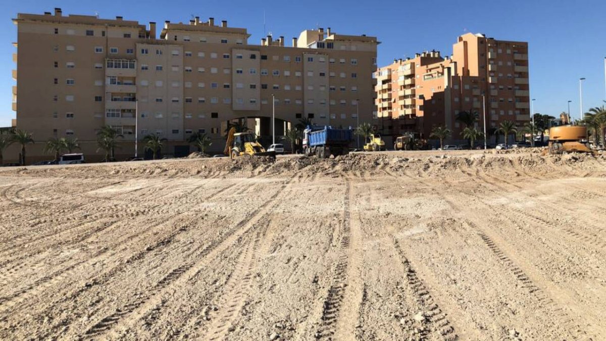 El Ayuntamiento pretende aprovechar distintos solares de propiedad municipal, como este en El Toscar, para crear más plazas de aparcamiento.