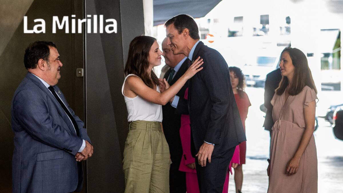 Saludo entre la ministra de Igualdad, Irene Montero y el presidente del Gobierno, Pedro Sánchez.