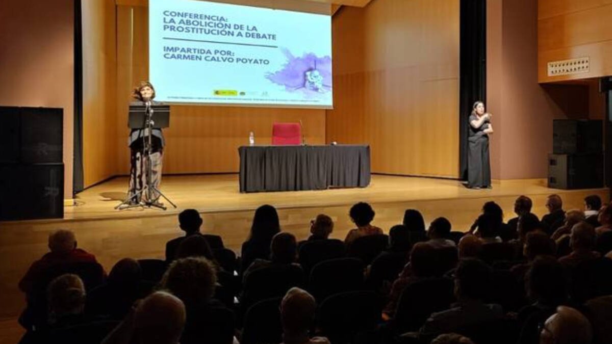 La exministra Carmen Calvo plantea en Orihuela “la abolición de la prostitución”