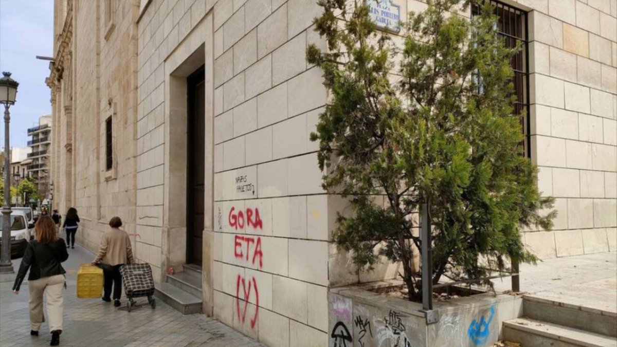 Pintada en la plaza dedicada a Luis Portero en Granada.