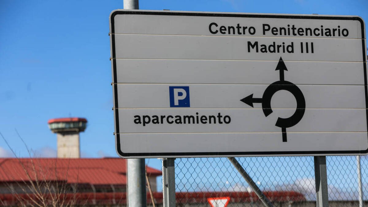 Un cartel indica la dirección de entrada al centro penitenciario de Valdemoro, en Madrid .