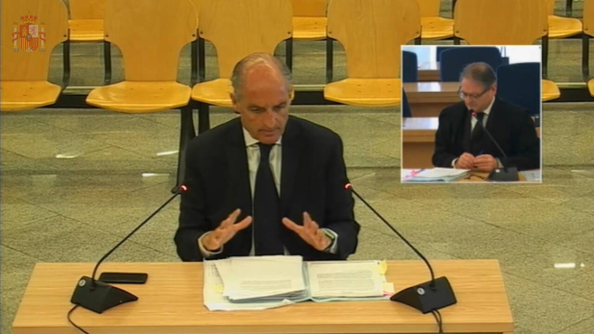 Francisco Camps contestando a su abogado, Pablo Delgado (imagen superior) en la Audiencia Nacional.