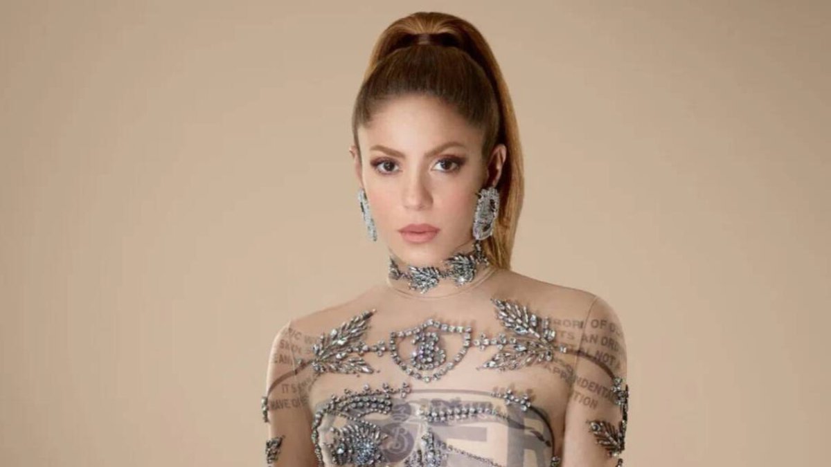 Shakira levanta cabeza envuelta en transparencias de firma